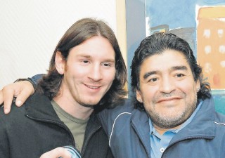 Maradona y Messi, en la misma vereda